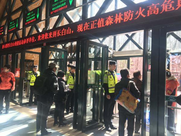 长白山移民警察:“五一”执勤维秩序 服务游客护平安